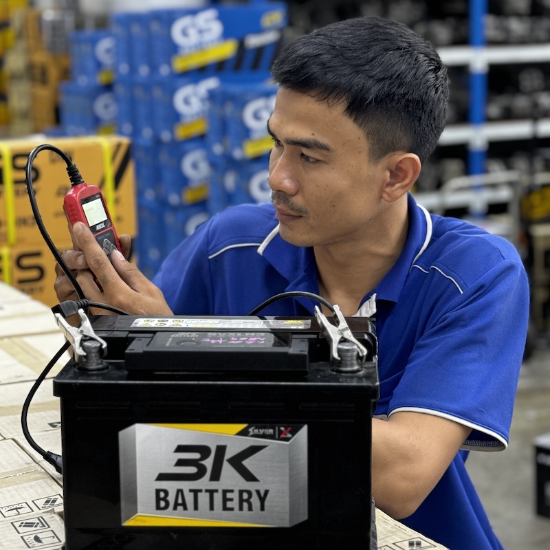 Technician-replaces-Nissan Kicks-battery-5