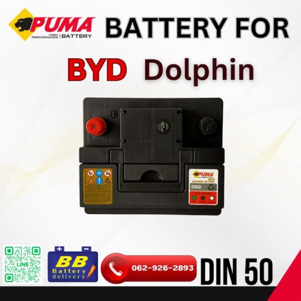 มุมหน้าของรถยนต์ไฟฟ้า BYD Dolphin ที่ร้านบีบีแบตเตอรี่ โดยแสดงแบตเตอรี่ยี่ห้อ PUMA LN1 (DIN50) 12V 50Ah ประเภทแบตแห้ง พร้อมป้ายโปรโมชั่นราคาถูกและมีแบตเตอรี่หลายยี่ห้อให้เลือก บริการเปลี่ยนแบตเตอรี่นอกสถานที่ฟรีในกรุงเทพฯ โดยช่างที่มีประสบการณ์