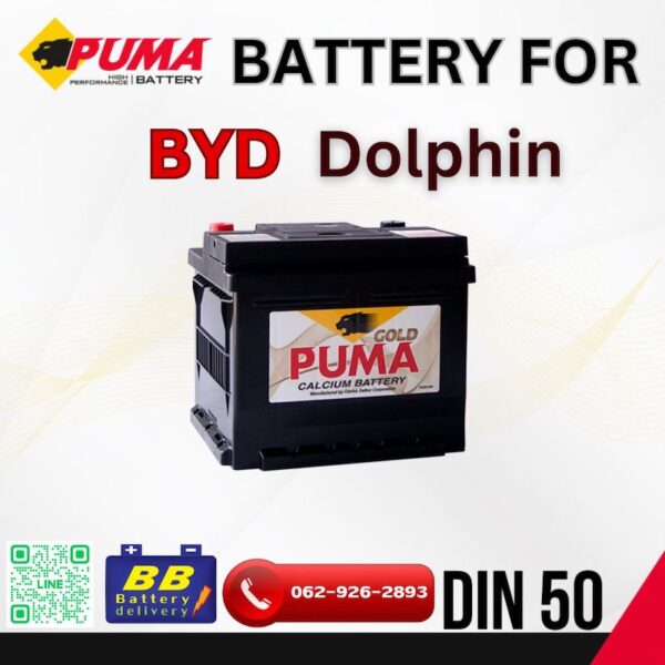 ช่างที่ร้านบีบีแบตเตอรี่กำลังติดตั้งแบตเตอรี่ยี่ห้อ PUMA LN1 (DIN50) 12V 50Ah ในรถยนต์ไฟฟ้า BYD Dolphin ใต้ป้ายโปรโมทร้านที่เสนอแบตเตอรี่หลายยี่ห้อและบริการเปลี่ยนแบตเตอรี่นอกสถานที่ฟรีในเขตกรุงเทพฯ